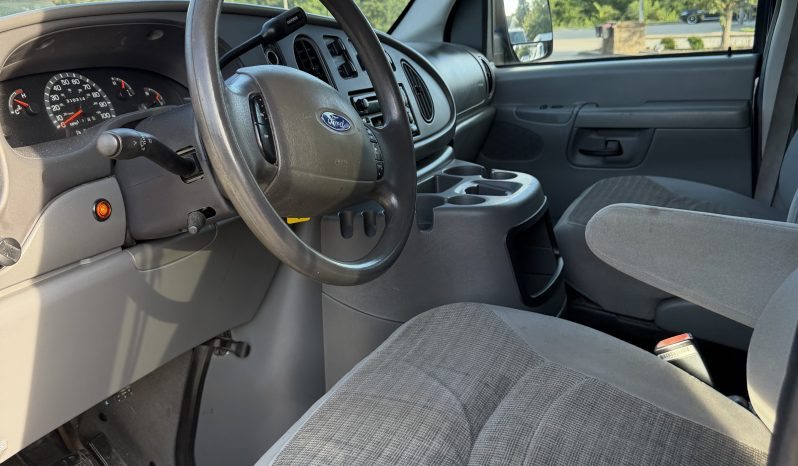 2004 Ford E-350 Passenger full
